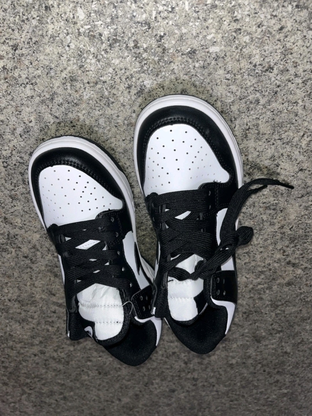 Nike Men’s Black and White Low-Top Sneakers - Picture 2 of 3